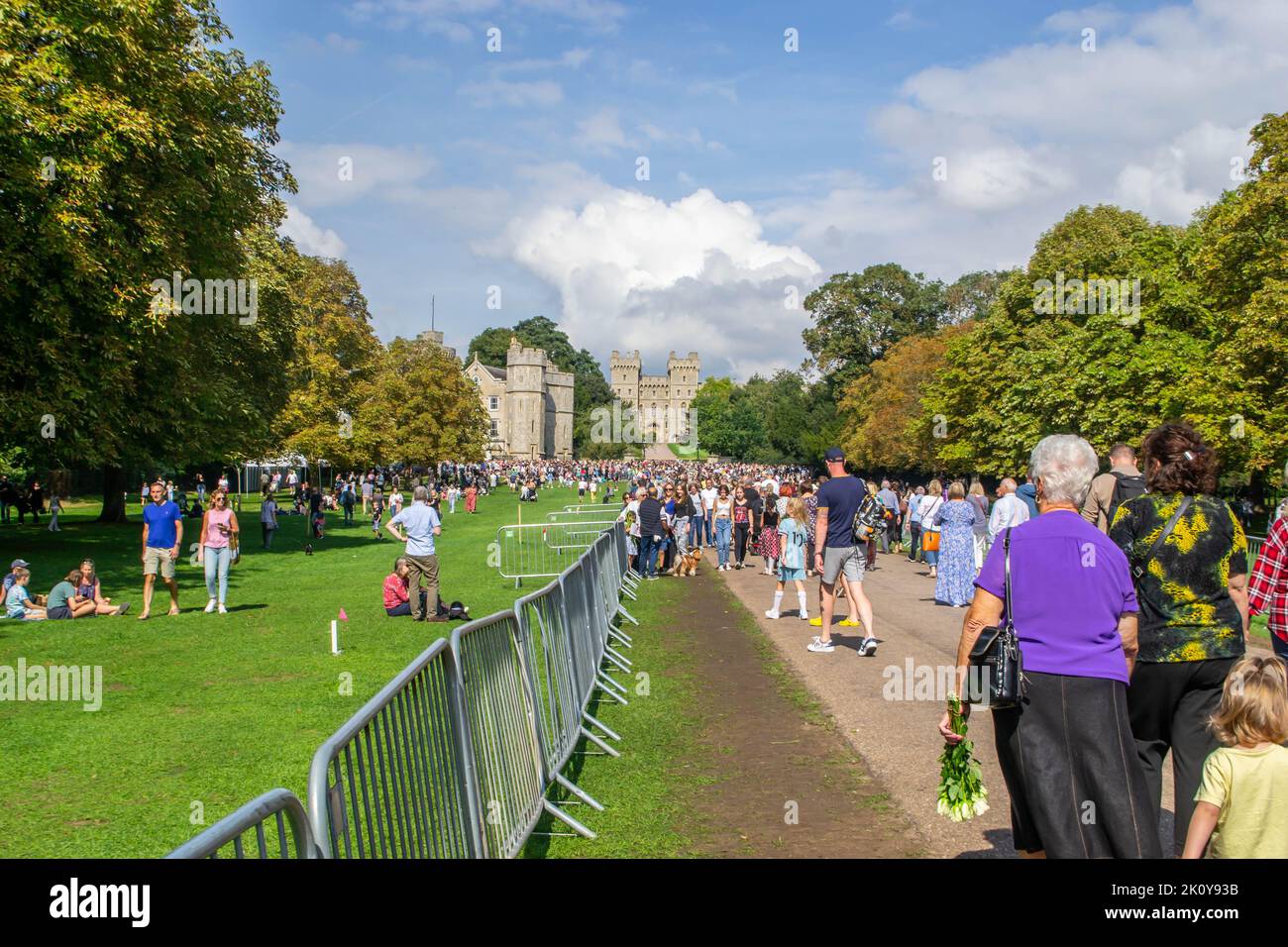 WINDSOR, ENGLAND 11 September 2022 Mourners at Windsor Castle with