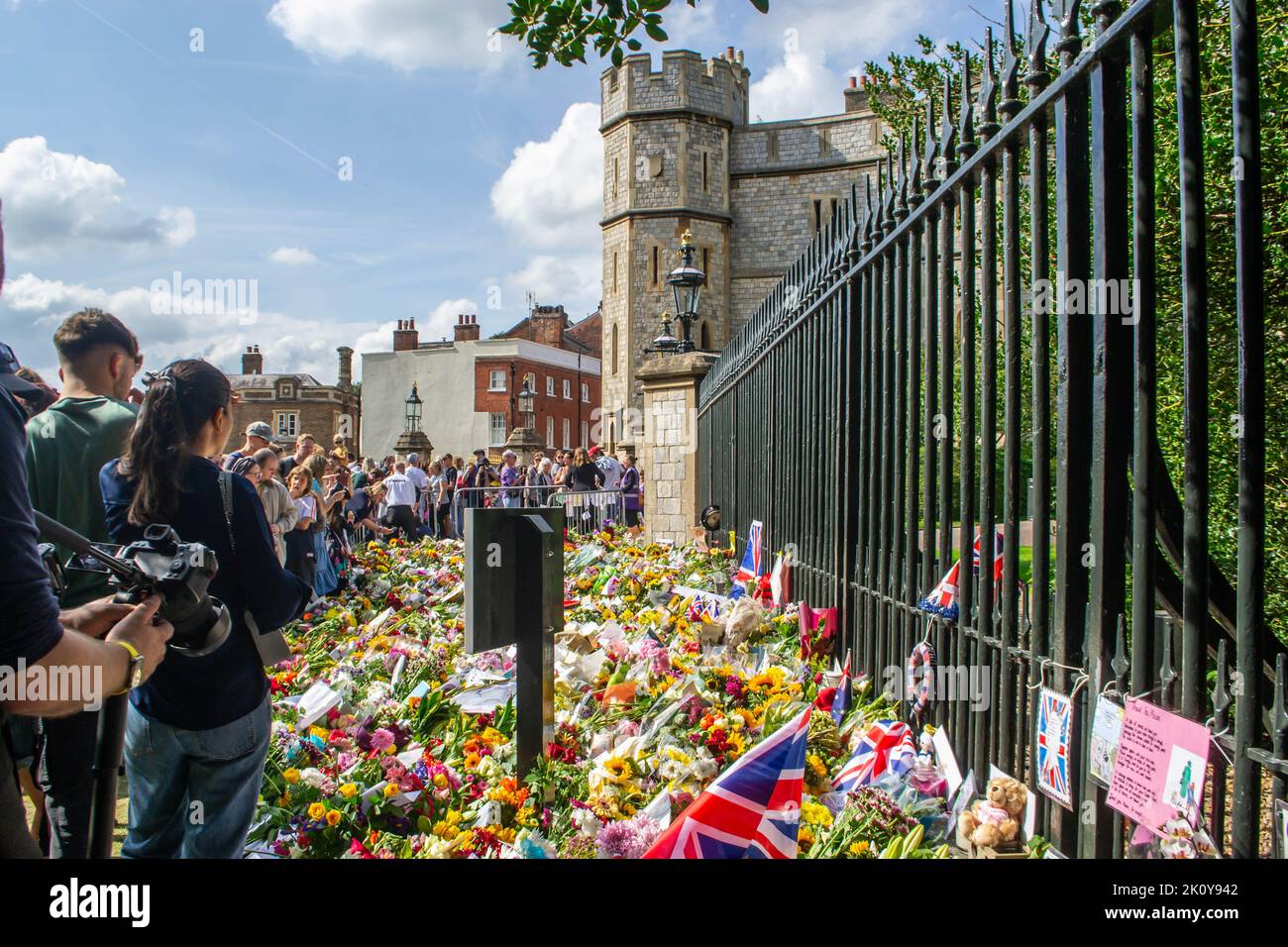 WINDSOR, ENGLAND 11 September 2022 Mourners at Windsor Castle with
