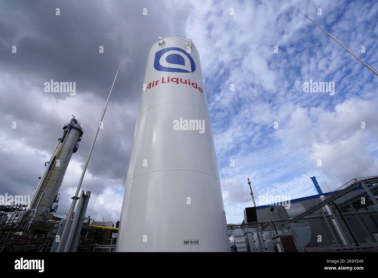 14 September 2022, Hamburg: View of a tank at the new power-to-liquid demonstration plant on the site of the H&R Ölwerke Schindler GmbH refinery in the port. The plant will produce sustainable fuels for road and air transport, so-called e-fuels, as well as natural raw waxes used in cosmetics or pharmaceuticals from natural hydrogens and carbon dioxide (CO2). Photo: Marcus Brandt/dpa Stock Photo