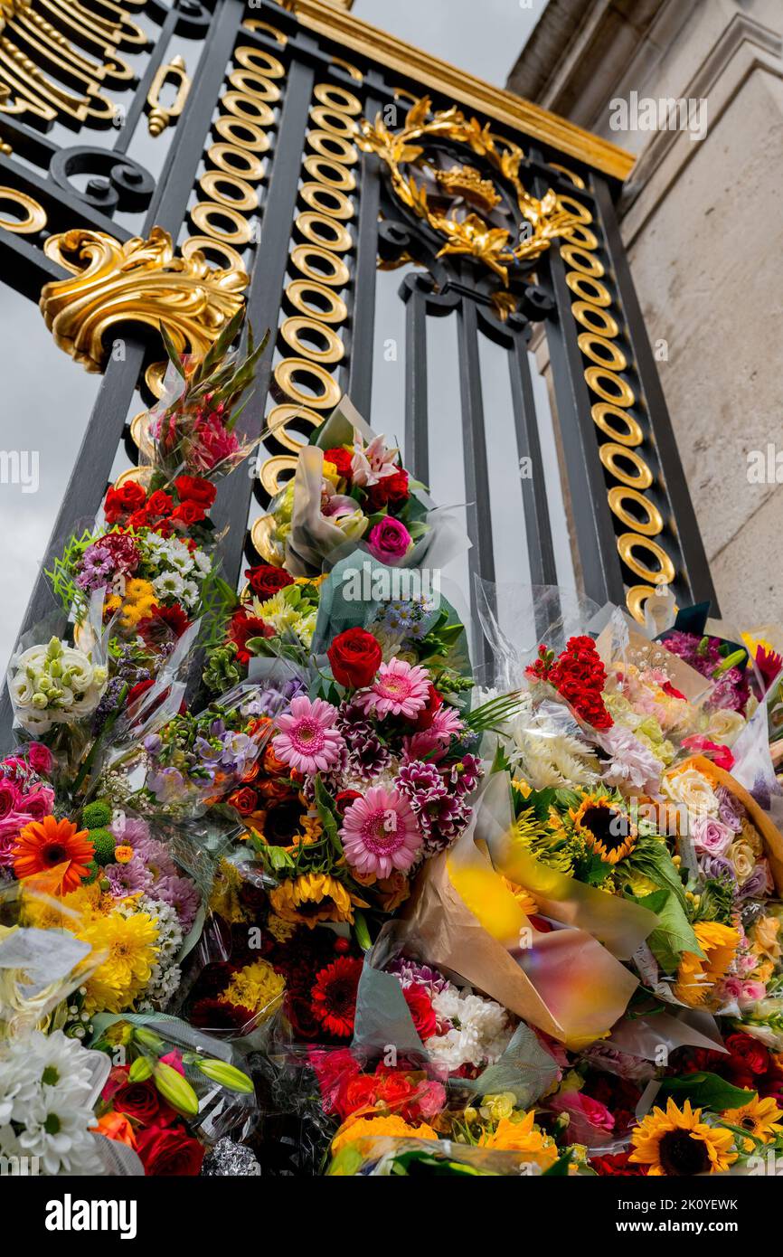 Floral tributes on the gates near Buckingham Palace, London, Saturday 10 September 2022 Stock Photo