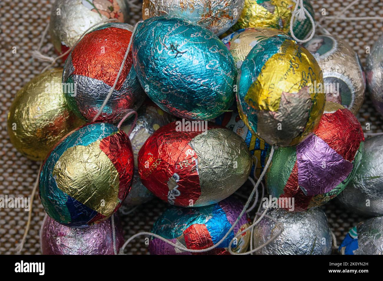 Mixed colored foil wrapped chocolate Easter Eggs, in a  bowl Stock Photo