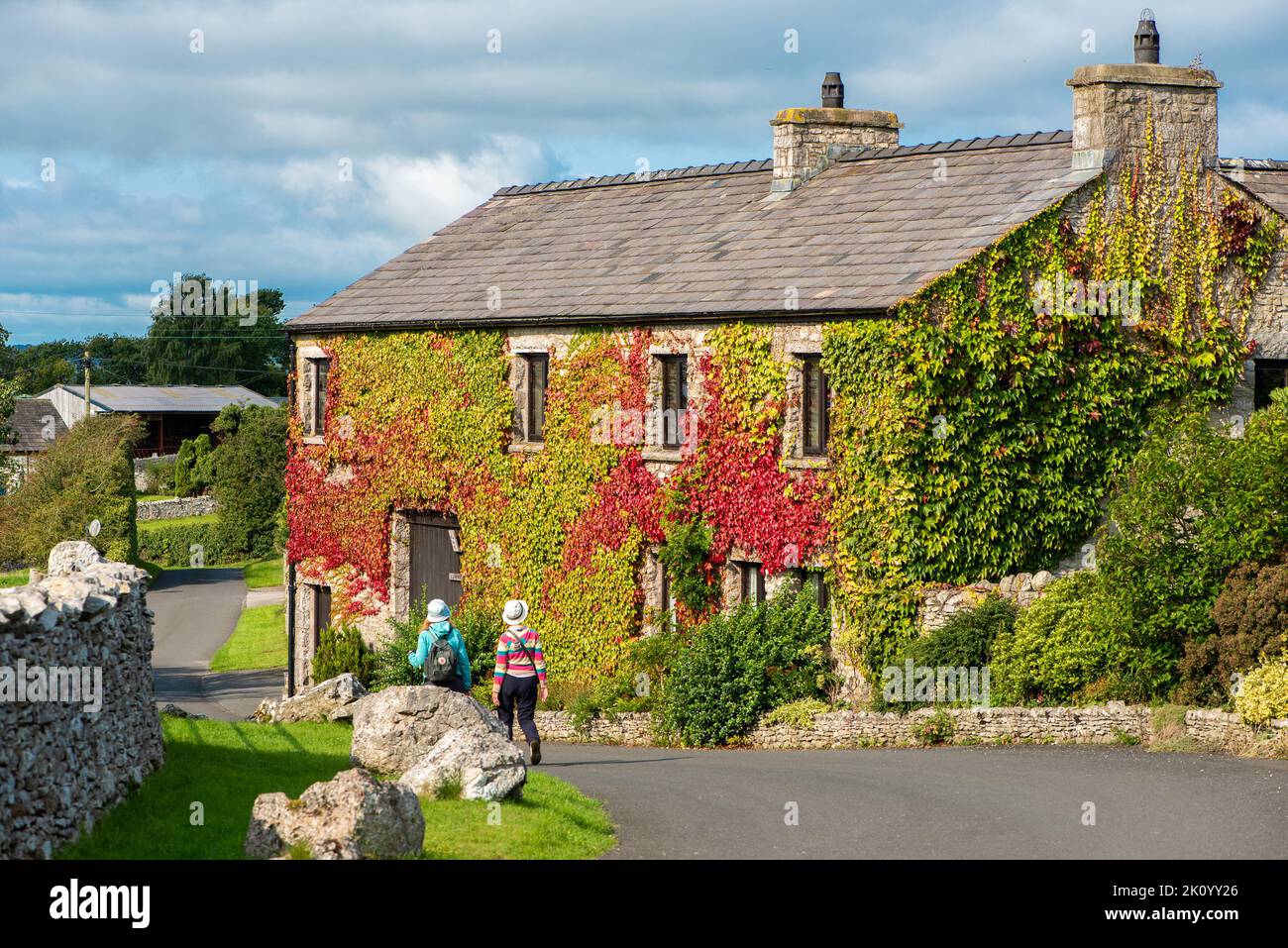 Arnside, Milnthorpe, Cumbria, UK. 14th Sep, 2022. Walkers at the small hamlet of Far Arnside, South Lakeland, Cumbria admiring the Boston ivy, on this house, taking on its autumn colours. Credit: John Eveson/Alamy Live News Stock Photo