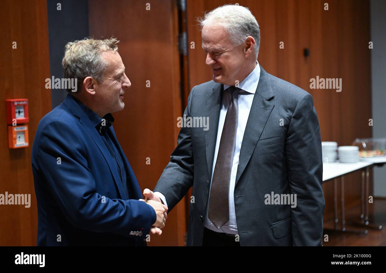 Kornwestheim, Germany. 14th Sep, 2022. Roman Zitzelsberger (l), District Manager Baden-Württemberg of the IG Metall trade union, and Peter Sebastian Krause (r), Vice Chairman of Südwestmetall, shake hands at the Congress Center before the start of collective bargaining for the metal and electrical industry in the southwest. Credit: Bernd Weißbrod/dpa/Alamy Live News Stock Photo