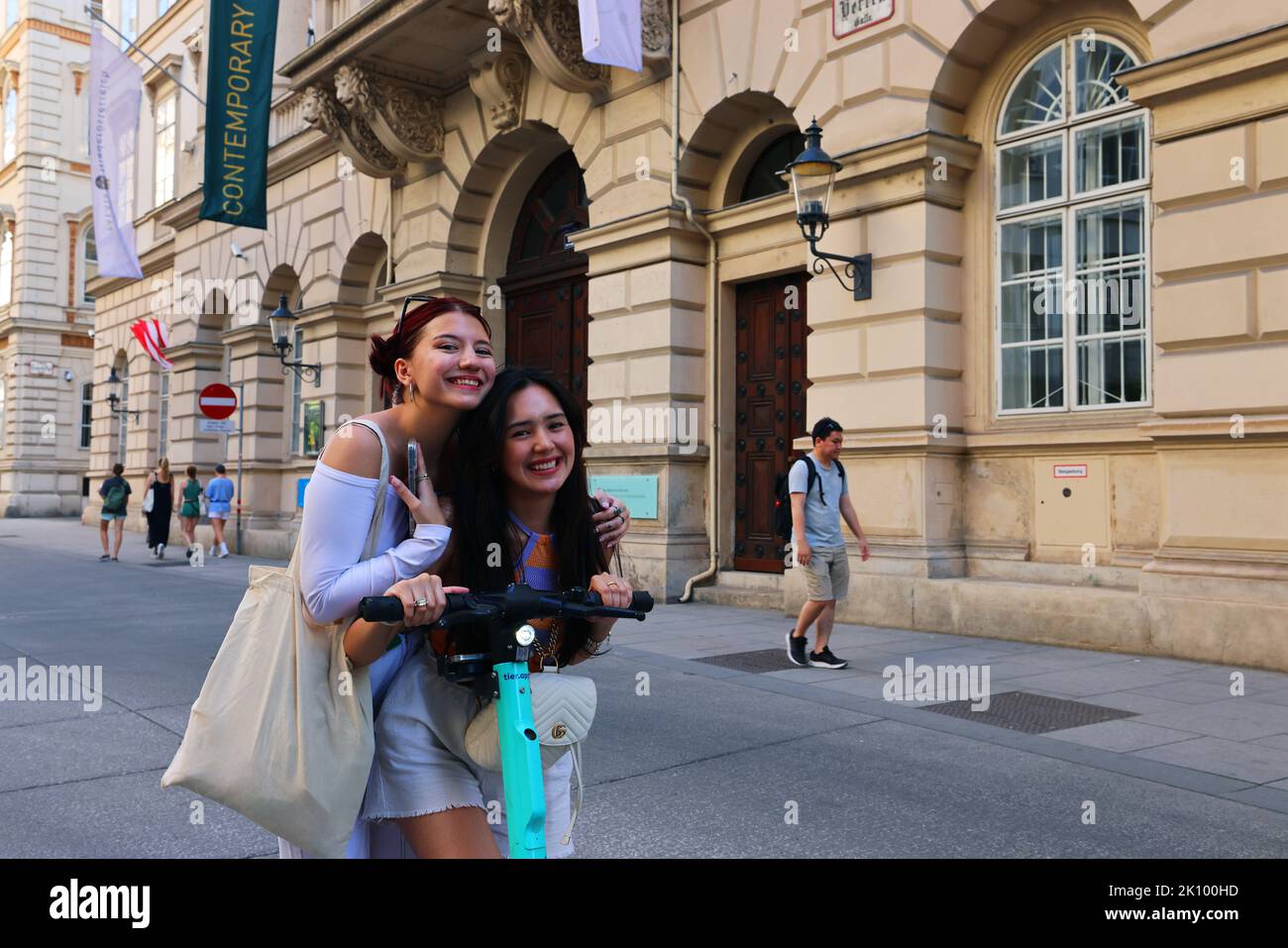 Wien, schöne Frauen, Cityroller, 2 Frauen mit EScooter in Vienna haben Spaß und Freude Stock Photo