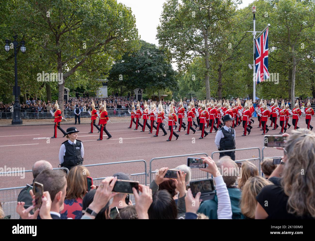 The Mall, London, UK. 14 September 2022. The funeral procession for Queen Elizabeth II moves along The Mall from Buckingham Palace to Westminster Hall where Queen Elizabeth’s body will lie in State until Monday 19 September. Credit: Malcolm Park/Alamy Live News. Stock Photo