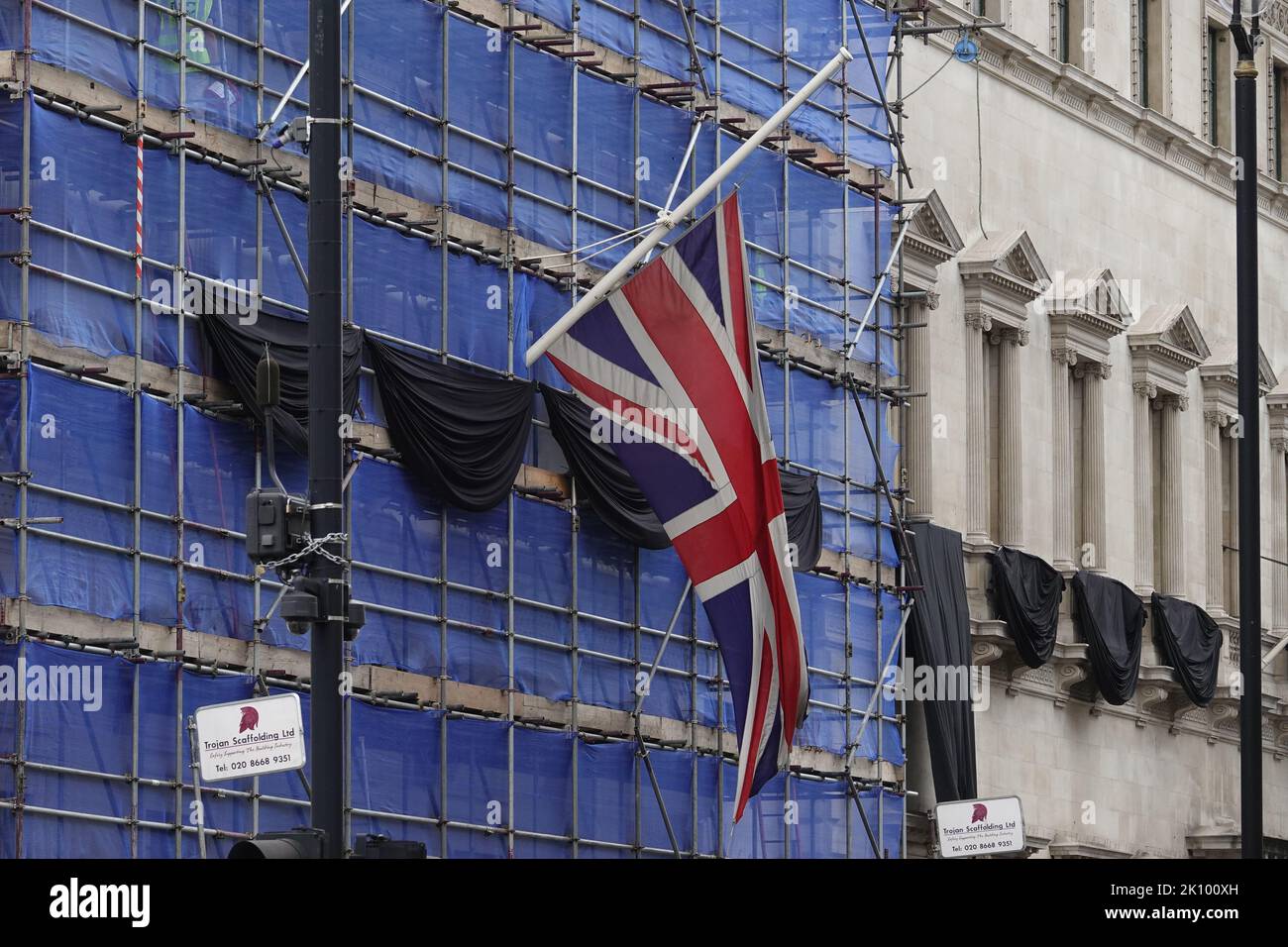 14th September, 2022  Westminster, London, UK:  Even building sites fly the Union Jack at half mast with black drapes,  in memory of  HRH Queen Elizabeth ll. Credit: Motofoto/Alamy Live News Credit: Motofoto/Alamy Live News  Stock Photo