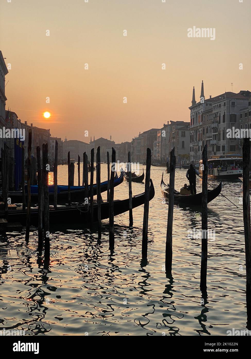 Venice gondola grand canal sunset hi-res stock photography and images ...