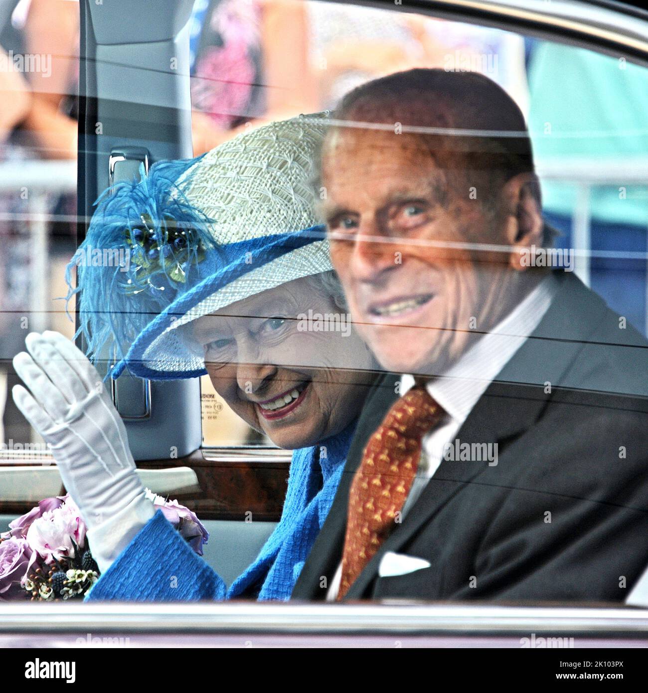 HRH QUEEN ELIZABETH II ALONG WITH HRH PRINCE PHILIP THE DUKE OF EDINBURGH AT OFFICAIL OPENING OF NEW SUPER HOSPITAL IN GLASGOW...THE QUEEN ELIZABETH U Stock Photo