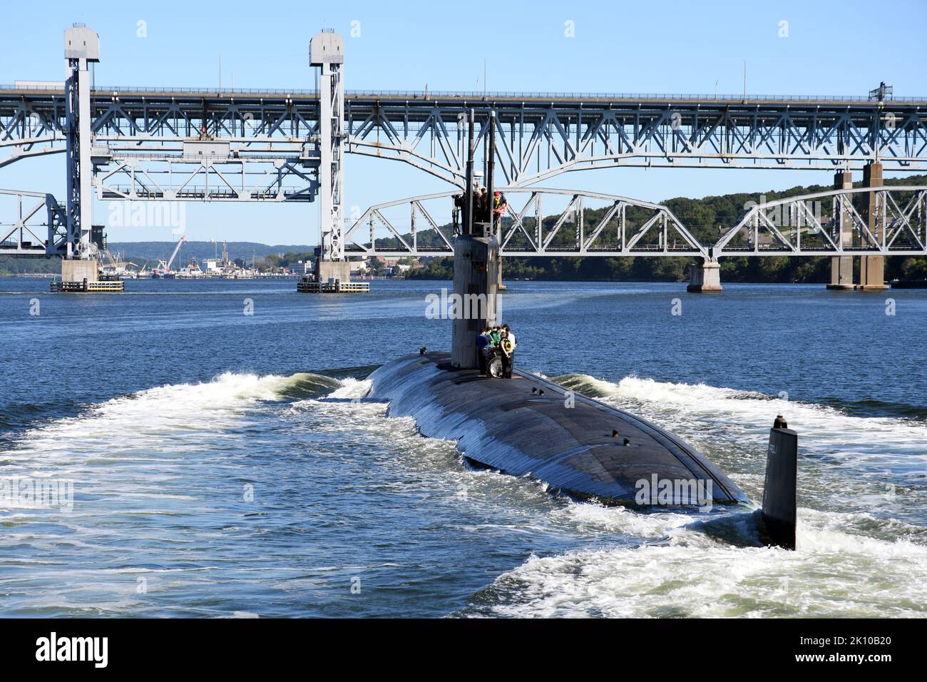 Groton, United States. 02 September, 2022. The U.S. Navy nuclear-power Los Angeles-class fast attack submarine USS San Juan transits the Thames River as it arrives to homeport at Naval Submarine Base New London, September 2, 2022 in Groton, Connecticut. Credit: MCS Joshua Karsten/U.S. Marines/Alamy Live News Stock Photo