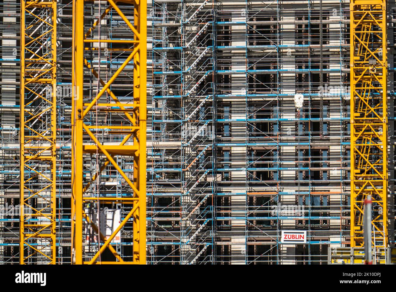 Baustelle, an der Messe Köln, Neubau eines Bürohochhauses, Baukräne, Fassade des Rohbaus, eingerüstet, Baukran, NRW, Deutschland Stock Photo
