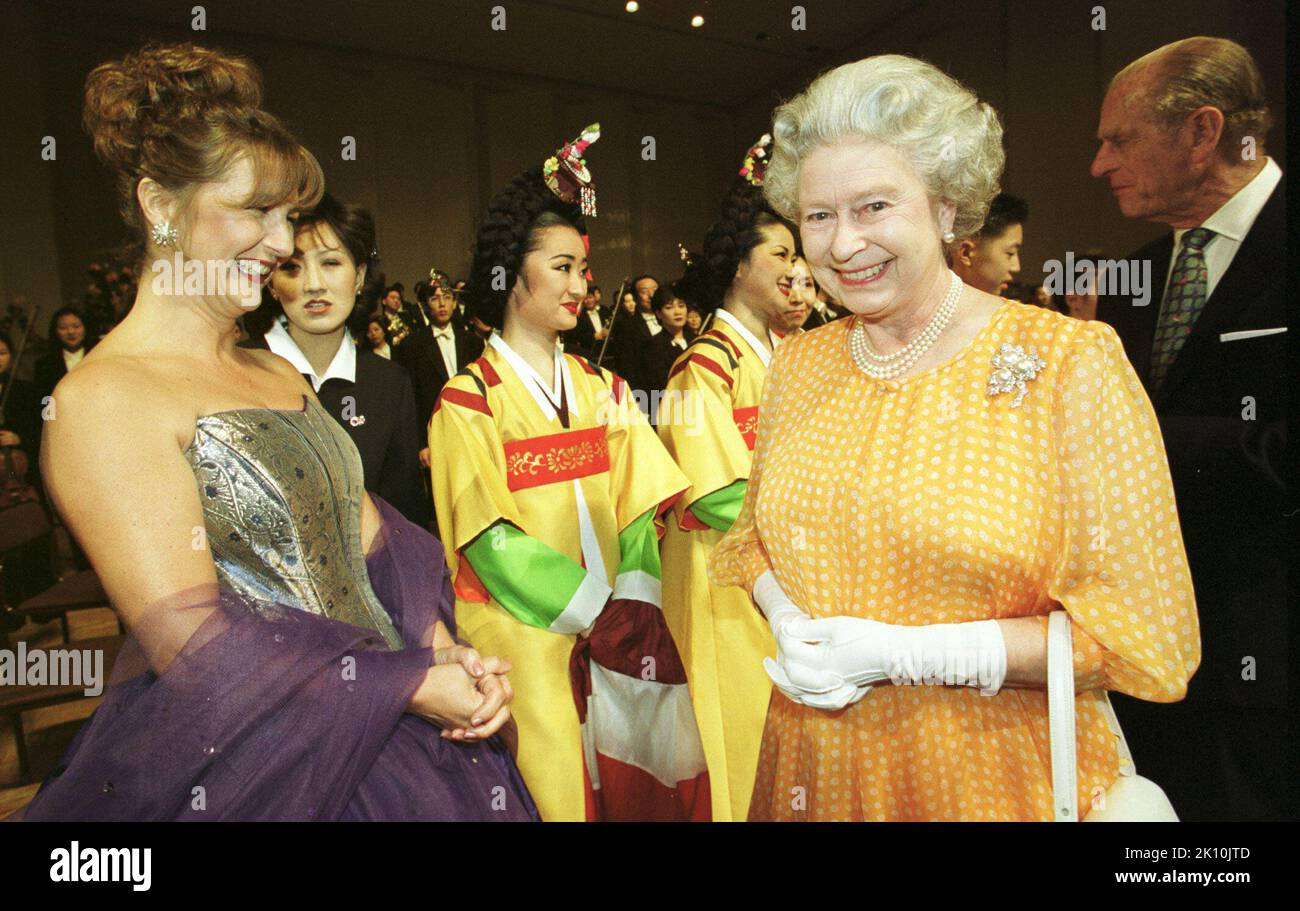 File photo dated 21/04/99 of Queen Elizabeth II, wearing the Diamond and Pearl Leaf Brooch, while she met Lesley Garrett (left), on her 73rd birthday. The Princess of Wales was wore the Diamond and Pearl Leaf Brooch, which belonged to the Queen, at the service ahead of the lying in state. Issue date: Wednesday September 14, 2022. Stock Photo