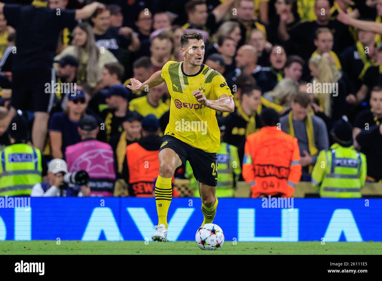Manchester, UK. 14th Sep, 2022. Thomas Meunier #24 of Borussia Dortmund breaks with the ball during the UEFA Champions League match Manchester City vs Borussia Dortmund at Etihad Stadium, Manchester, United Kingdom, 14th September 2022 (Photo by Conor Molloy/News Images) Credit: News Images LTD/Alamy Live News Stock Photo