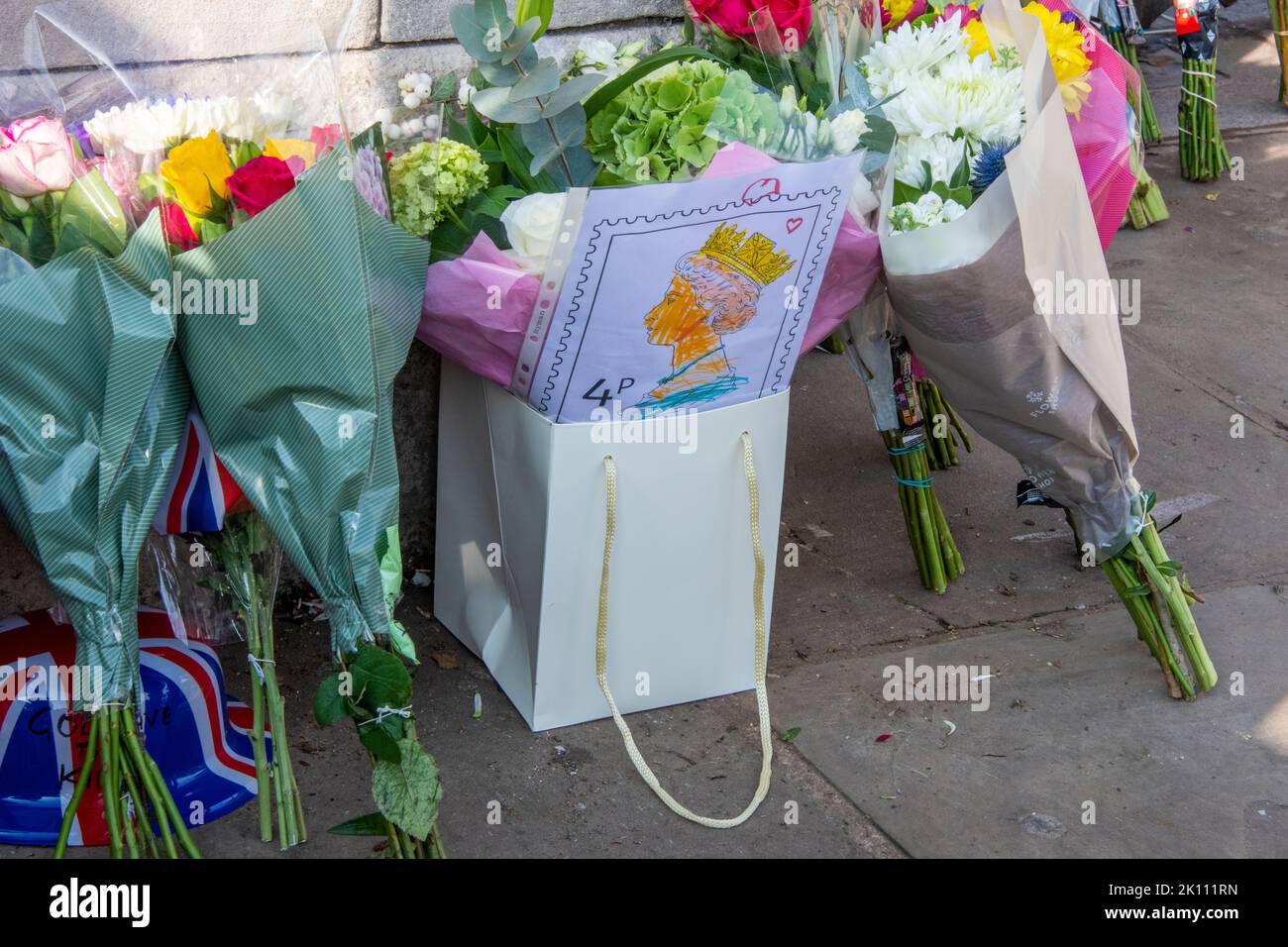 Englishmen mourn the death of the queen in the front of buckingham palace Stock Photo