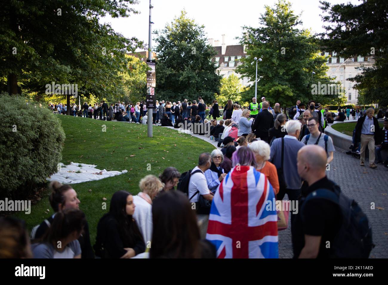People queue to pay respects to the Queen, as the coffin of Britain ...