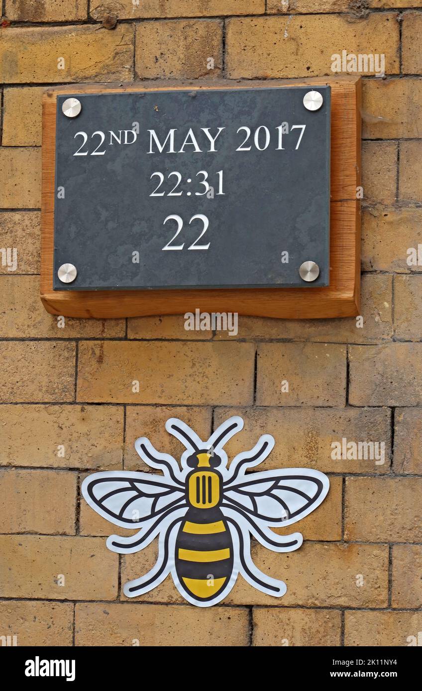 Manchester Arena bombing memorial plaque and worker bee tribute at Victoria Station, remembering the 22 victims of 22 May 2017 22:31 Stock Photo