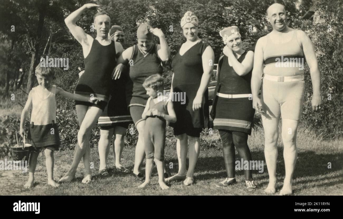 1920s family beach hi-res stock photography and images - Alamy