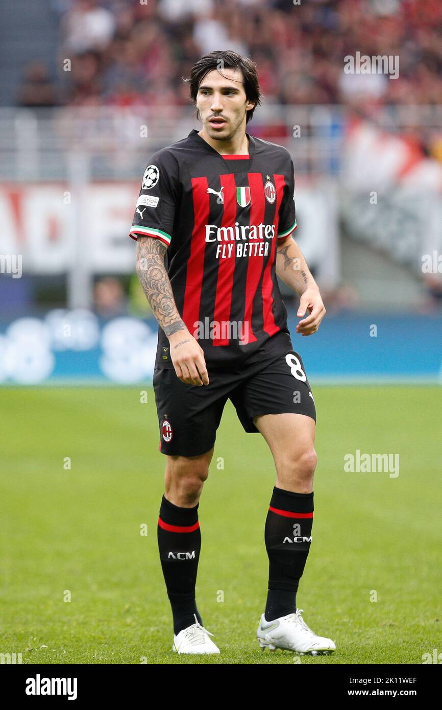 Milan, Italy. 14th Sep, 2022. Italy, Milan, sept 14 2022: Sandro Tonali (ac Milan midfielder) waiting for a goalkeeper-kick in the first half during soccer match AC MILAN vs DINAMO ZAGREB, UCL 2022-2023 matchday2 San Siro stadium (Photo by Fabrizio Andrea Bertani/Pacific Press) Credit: Pacific Press Media Production Corp./Alamy Live News Stock Photo