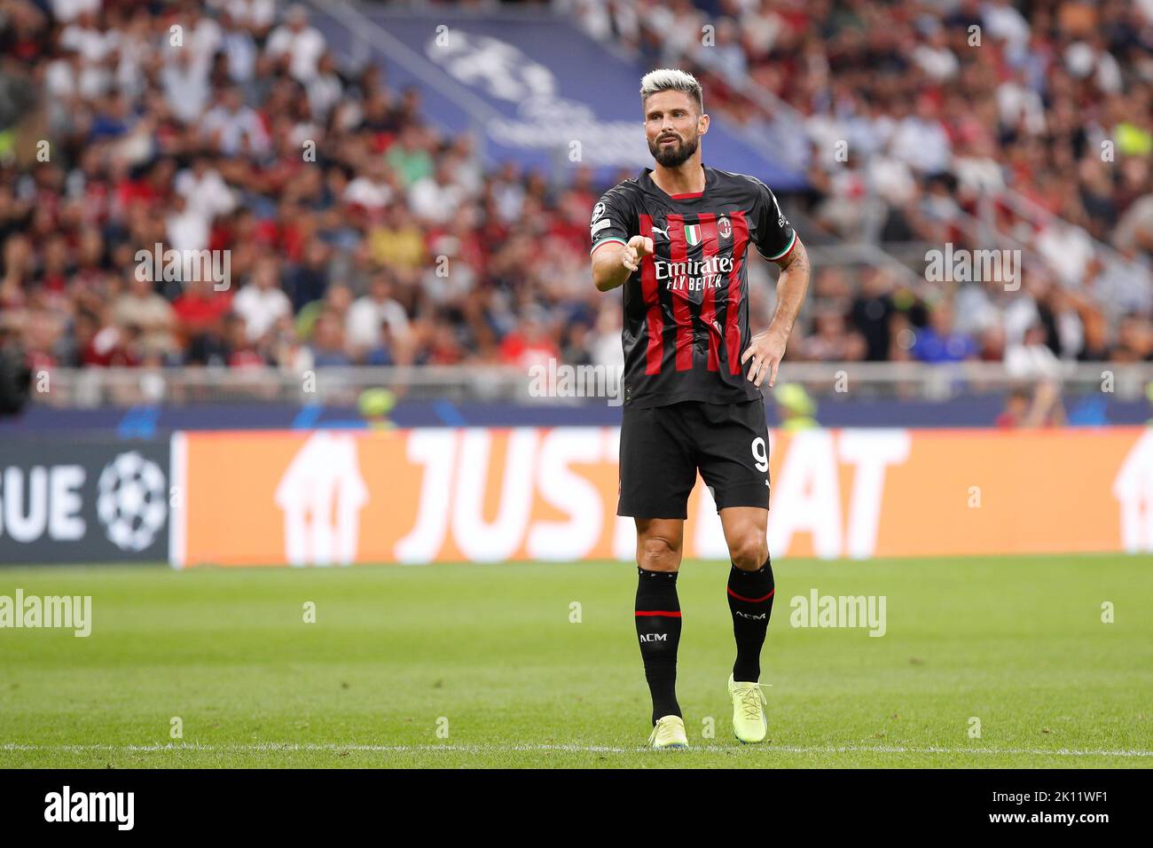 Milan, Italy. 14th Sep, 2022. Italy, Milan, sept 14 2022: Olivier Giroud (ac Milan striker) waiting for a goalkeeper-kick in the first half during soccer match AC MILAN vs DINAMO ZAGREB, UCL 2022-2023 matchday2 San Siro stadium (Photo by Fabrizio Andrea Bertani/Pacific Press) Credit: Pacific Press Media Production Corp./Alamy Live News Stock Photo