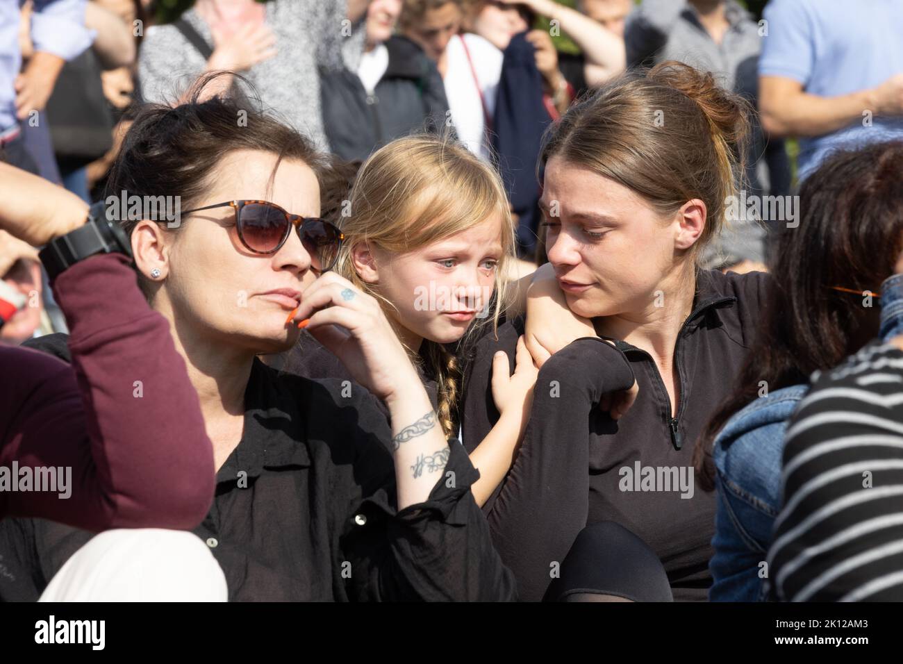 London, UK. 14th Sep, 2022. Members of the public view the procession carrying the Queen’s coffin to Westminster on big screens in Hyde Park. Credit: Andy Sillett/Alamy Live News Stock Photo