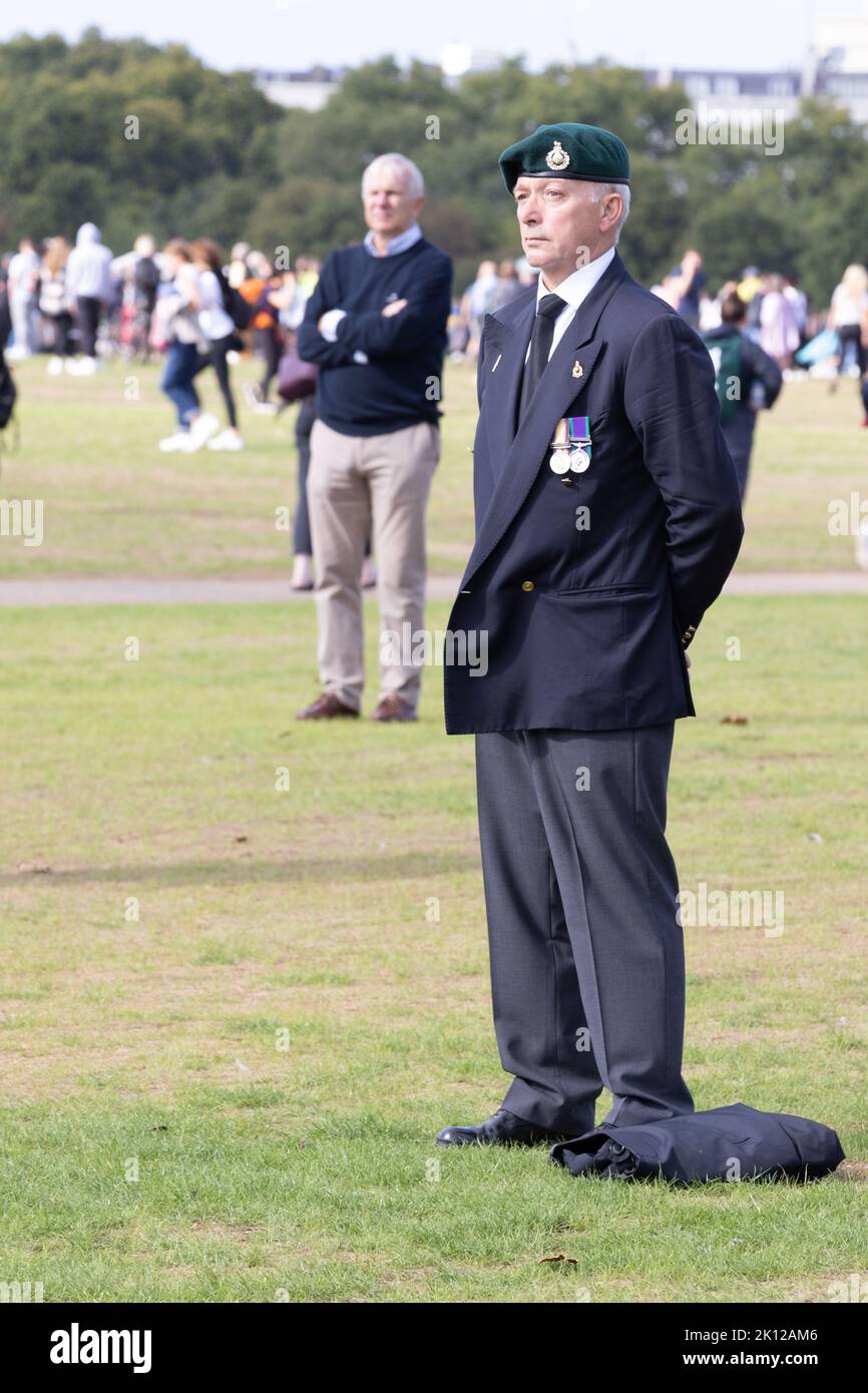 London, UK. 14th Sep, 2022. Members of the public view the procession carrying the Queen’s coffin to Westminster on big screens in Hyde Park. Credit: Andy Sillett/Alamy Live News Stock Photo