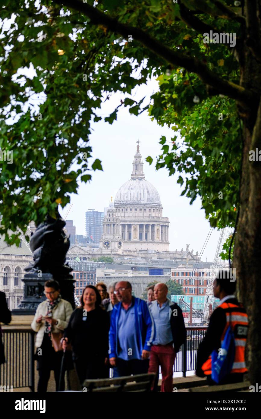 Queue to view the Queen laying in state stretching from Westminster