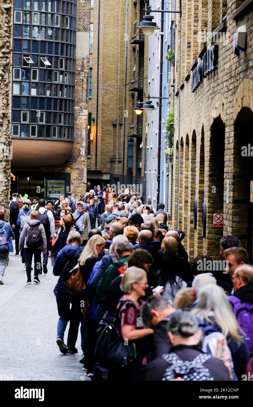 Queue to view the Queen laying in state stretching from Westminster