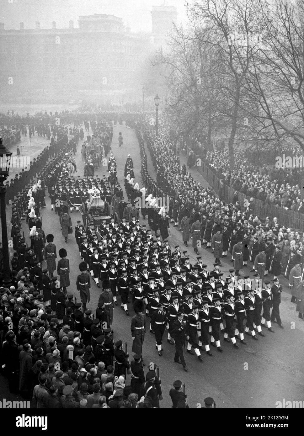 File photo dated 15/2/1952 of the funeral cortege of King George VI moving from Horse Guards Parade into the Mall on the way to Paddington Station borne on a gun carriage. Non-commissioned sailors, Naval ratings, traditionally pull the gun carriage bearing the sovereign's coffin through the streets using ropes, a practice which will take place during the Queen's funeral. The custom was adopted in 1901 at Victoria's funeral when the splinter bar of the gun carriage broke as her coffin, weighing nearly half a ton, was lifted into place and the horses began to move. The naval guard of honour step Stock Photo