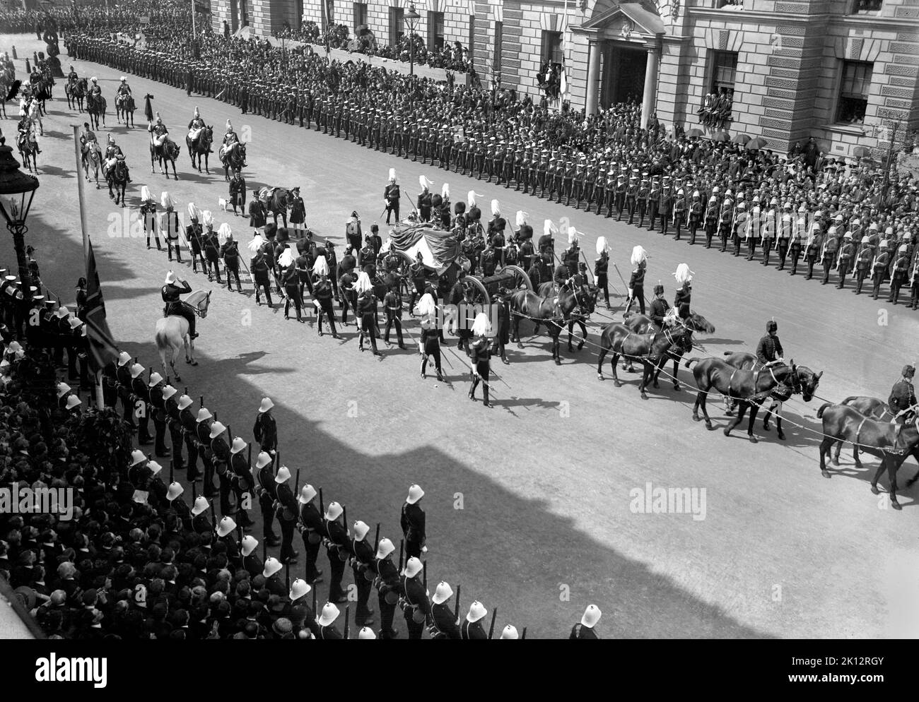 File photo dated 21/5/1910 of the funeral procession of King Edward VII who was inseparable from his loyal wire-haired fox terrier Caesar, which on the day of his owner's funeral, achieved widespread fame for trotting behind the king's coffin alongside a Highland soldier and behind the King's symbolically rider-less horse, his favourite charger. Issue date: Thursday September 15, 2022. Stock Photo