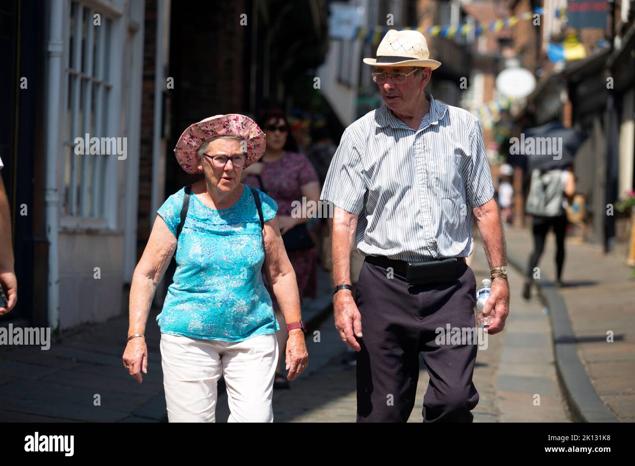 People wearing sun hats hi-res stock photography and images - Alamy