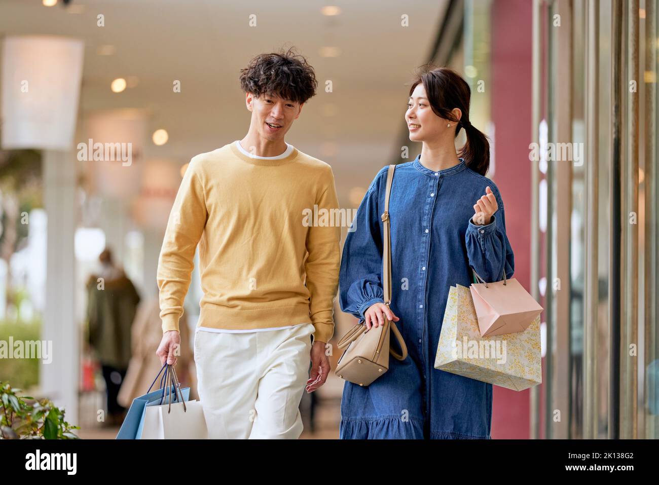 Japanese woman in one piece walking hi-res stock photography and images ...
