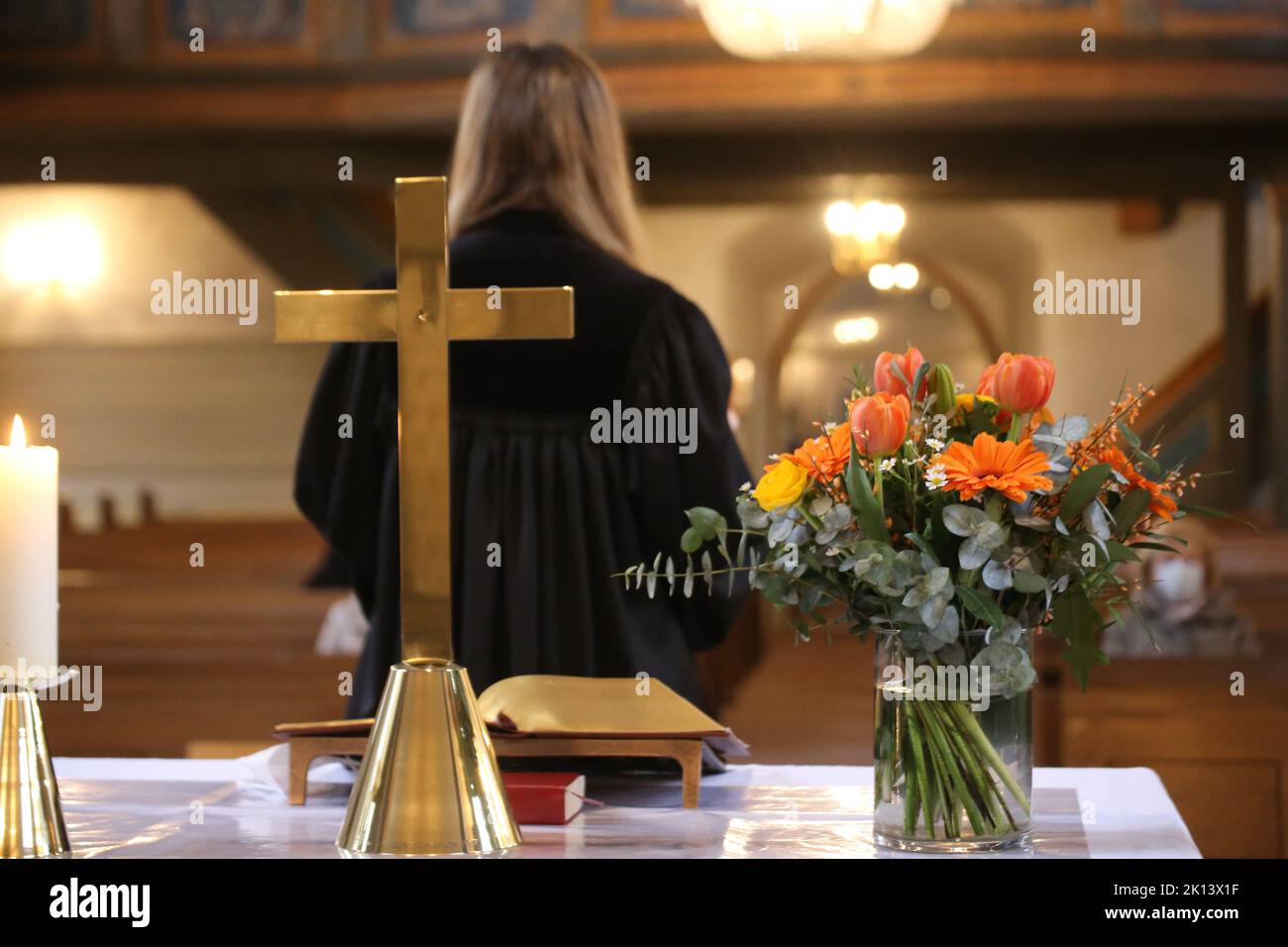 Vikarin Lara Schmidt hält den Sonntagsgottesdienst der protestantischen Kirchengemeinde Mutterstadt, Rheinland-Pfalz Stock Photo