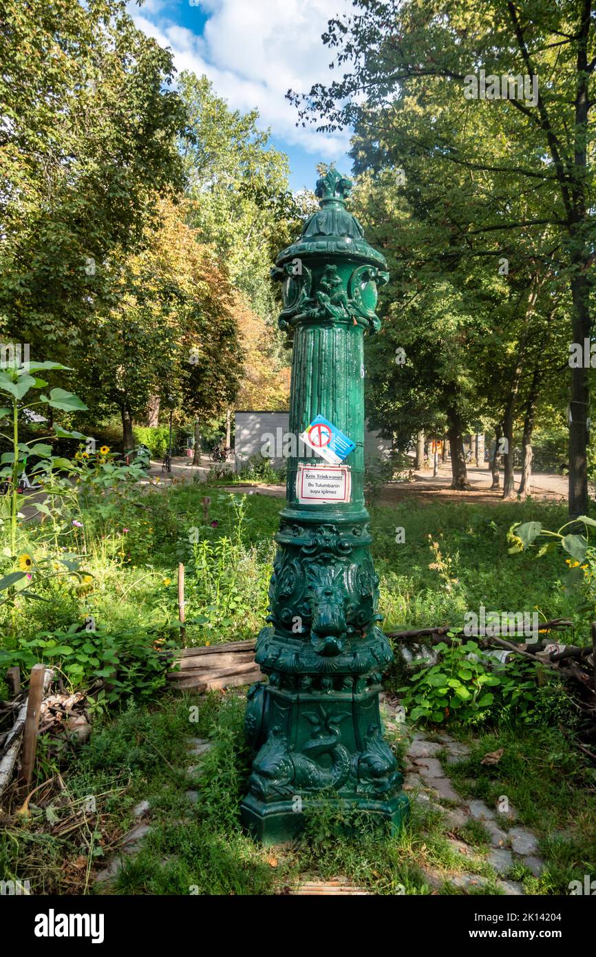 Historischer Wasserspender am Landwehrkanal in Kreuzberg, Quelle, kein Trinkwasser, Straßenbrunnen, Hitze, Trockenheit, Sommer,  Berlin, Kreuzberg, Stock Photo