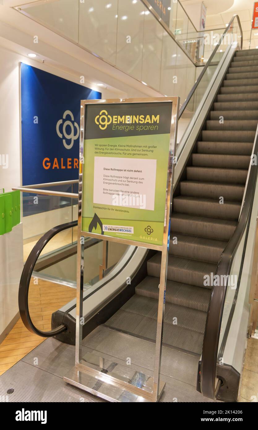 stillgelegte Rolltreppe im Kaufhaus Karstadt am Hermannplatz in Berlin.  Motto " gemeinsam Energie sparen " für den Klimaschutz. Stock Photo