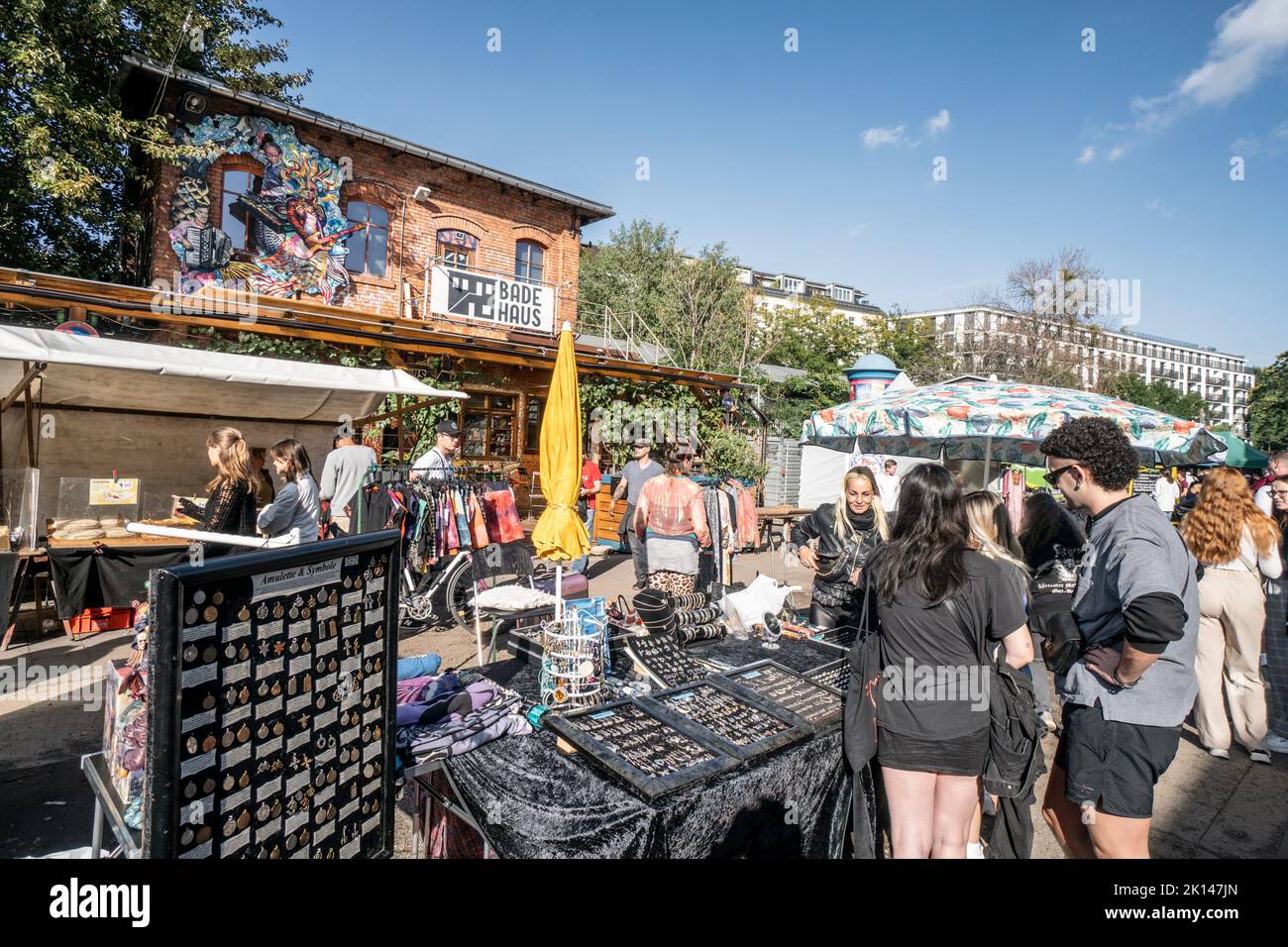 Flohmarkt auf dem RAW Gelände in Berlin-Friedrichshain, Verkausstände, Markt, Sonntag, Stock Photo