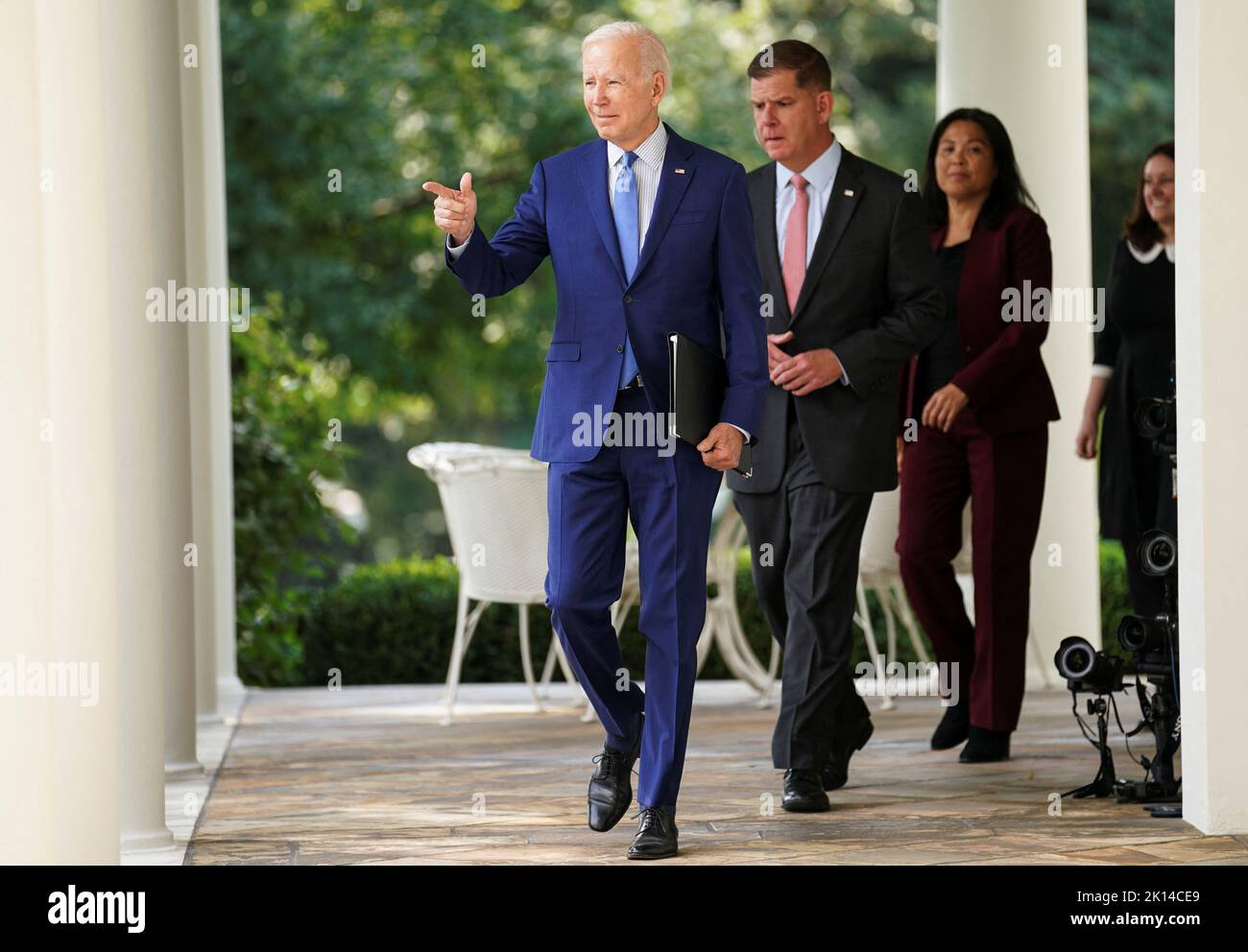 U.S. President Joe Biden is followed by Labor Secretary Marty Walsh and negotiators who brokered the railway labor agreement after U.S. railroads and unions secured a tentative deal to avert a rail shutdown, as he arrives to deliver remarks on the deal in the Rose Garden at the White House in Washington, U.S., September 15, 2022. REUTERS/Kevin Lamarque Stock Photo