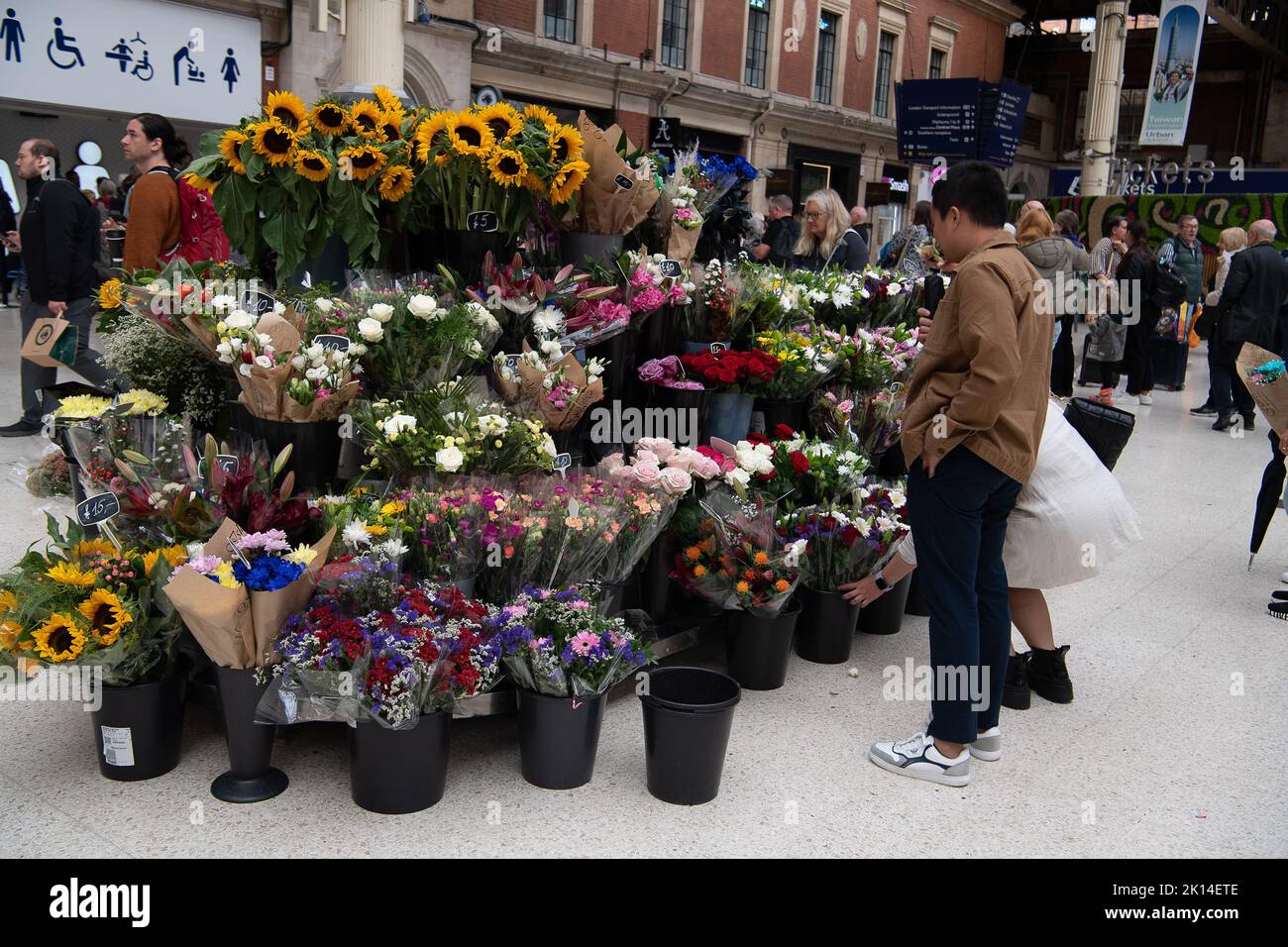 London, UK. 14th September, 2022. Mourners stop to buy flowers at a