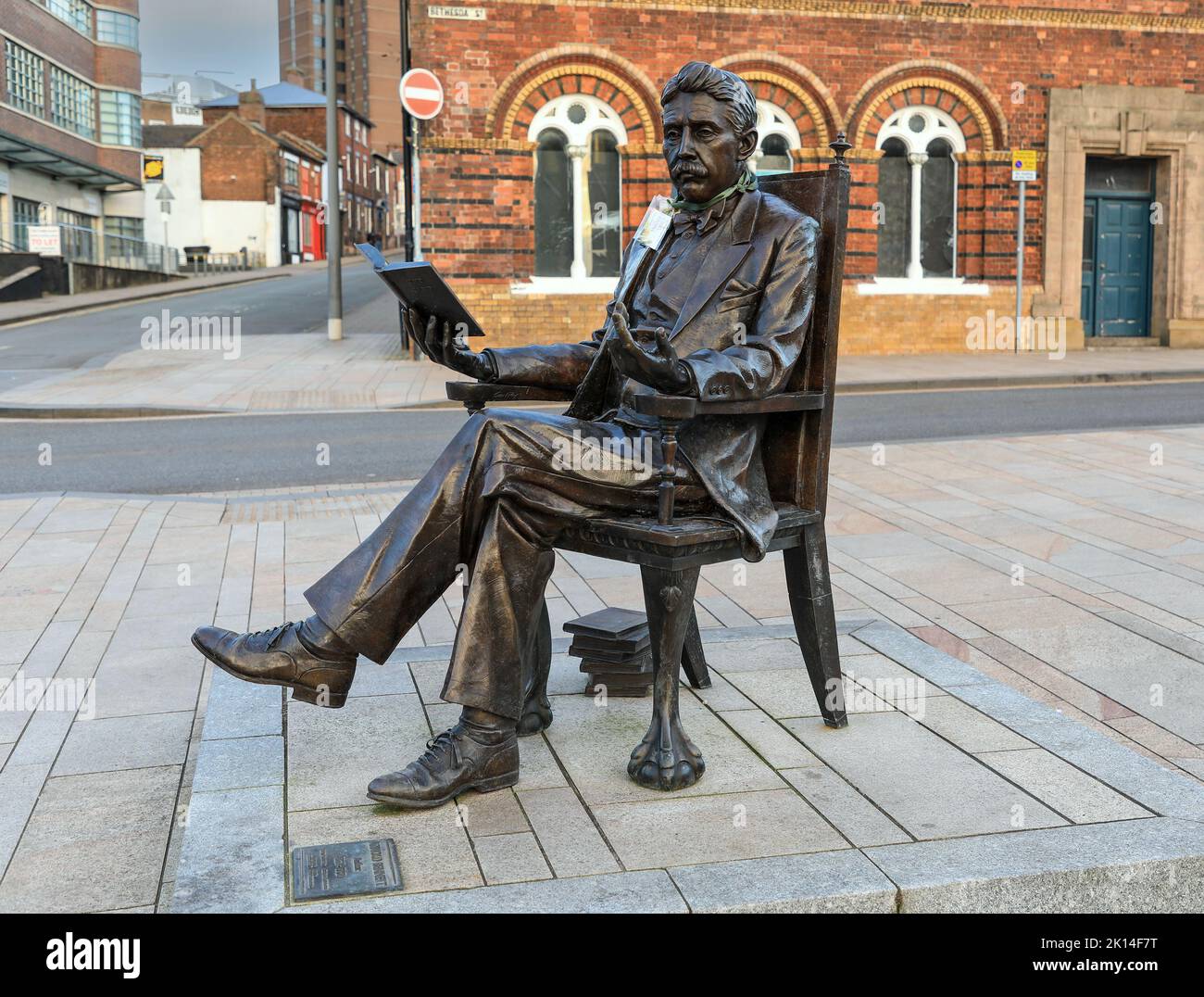 Bronze sculpture of novelist, playwright and essayist Arnold Bennett outside the Potteries Museum and Art Gallery, Hanley, Stoke on Trent, England Stock Photo