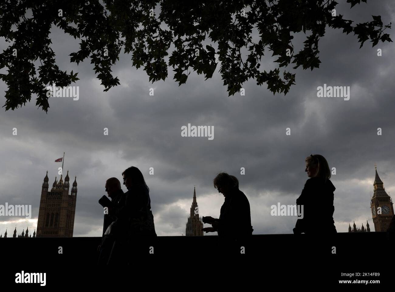 People stand in a queue to pay respect to Britain's Queen Elizabeth, following her death, in London, Britain September 15, 2022. REUTERS/Carlos Barria Stock Photo