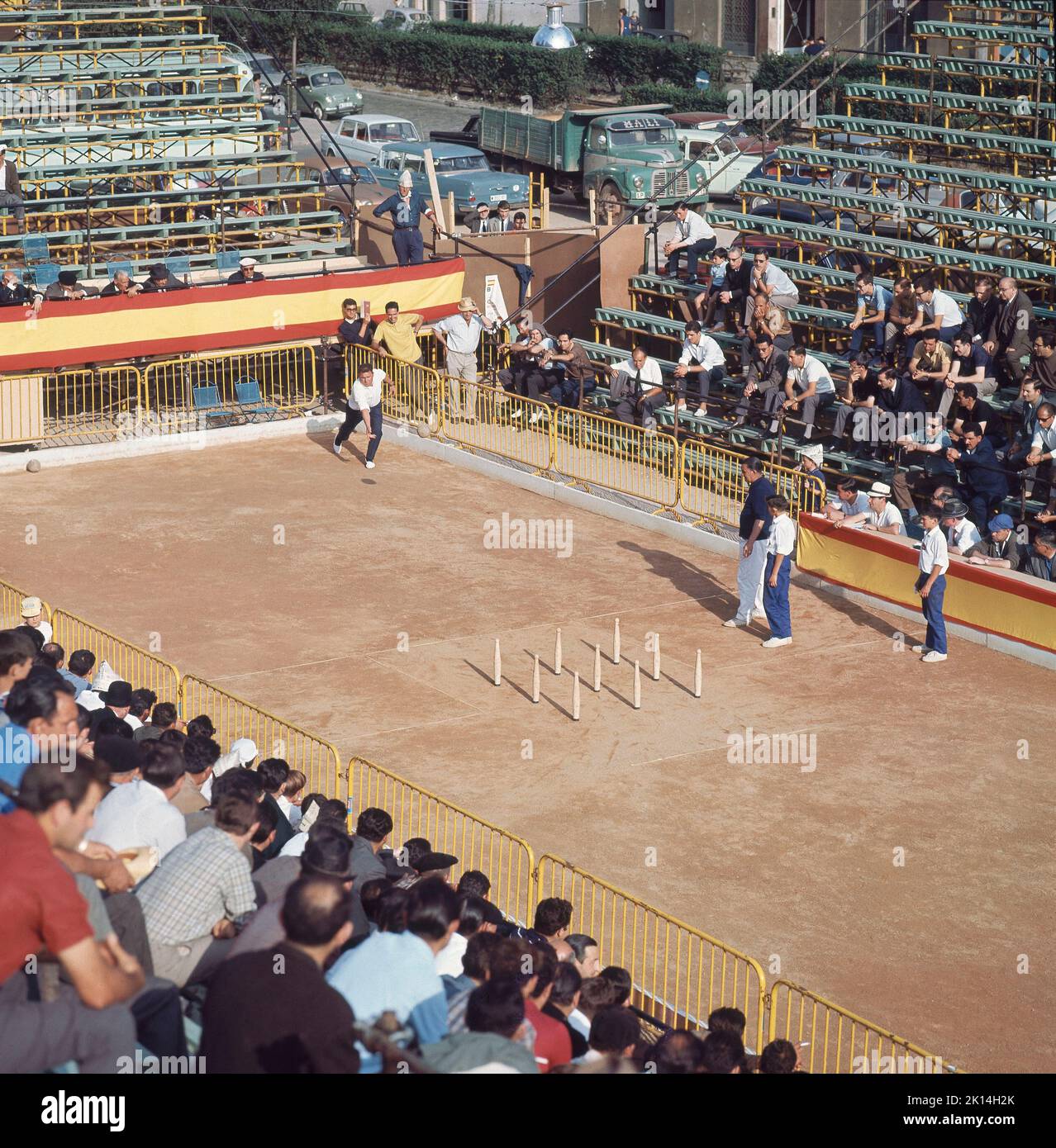 JUGANDO A LOS BOLOS - FOTO AÑOS 60. Location: CAMPEONATO DE BOLOS. Santander. Cantabria. SPAIN. Stock Photo