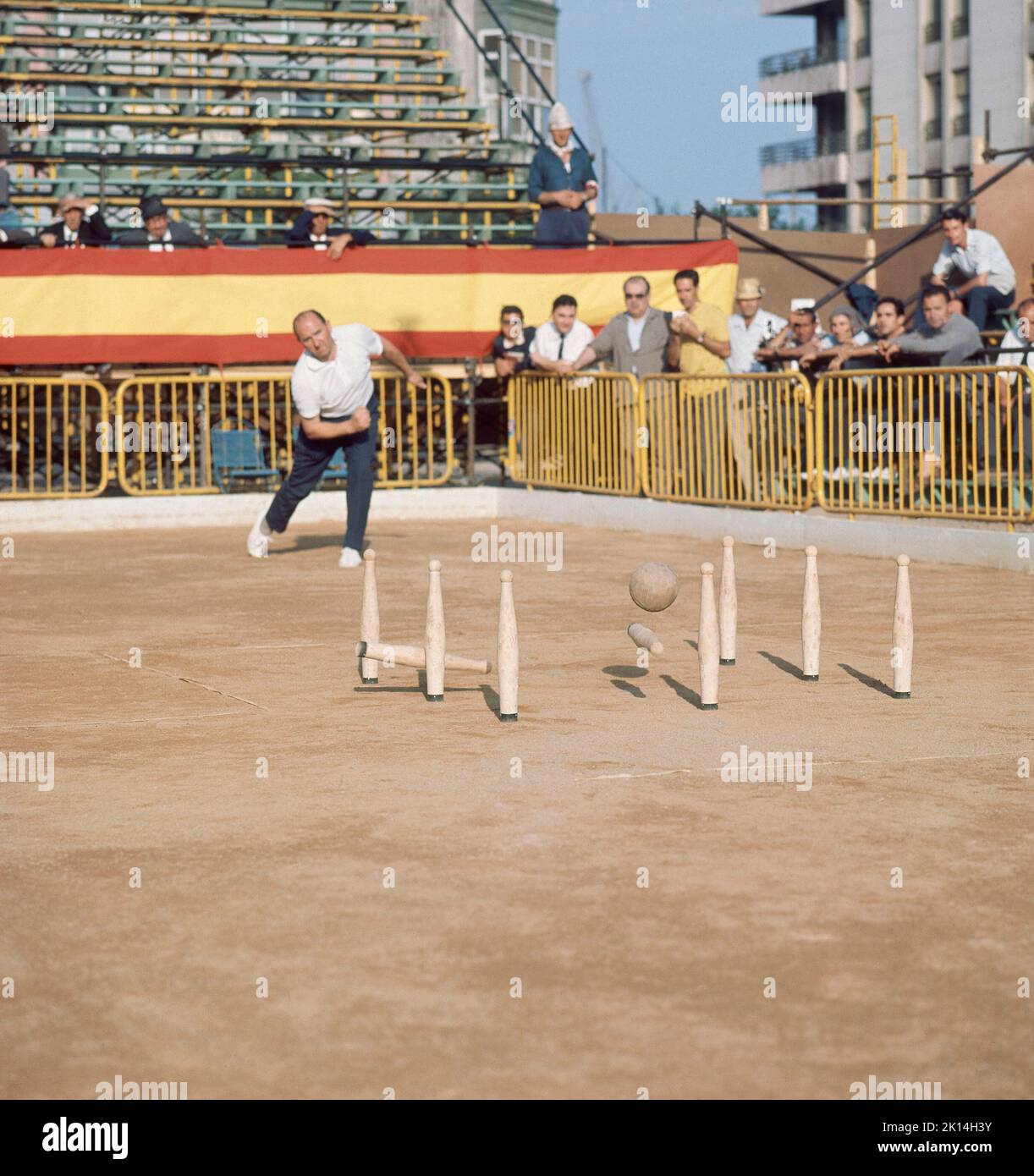 JUGANDO A LOS BOLOS - FOTO AÑOS 60. Location: CAMPEONATO DE BOLOS. Santander. Cantabria. SPAIN. Stock Photo