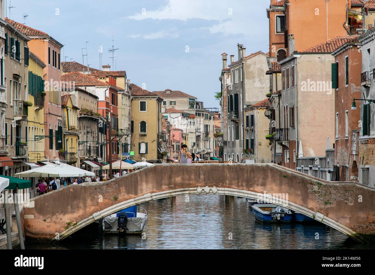 A pedestrian bridge over the Rio della Misericordia at Canareggio, Venice, Italy Stock Photo
