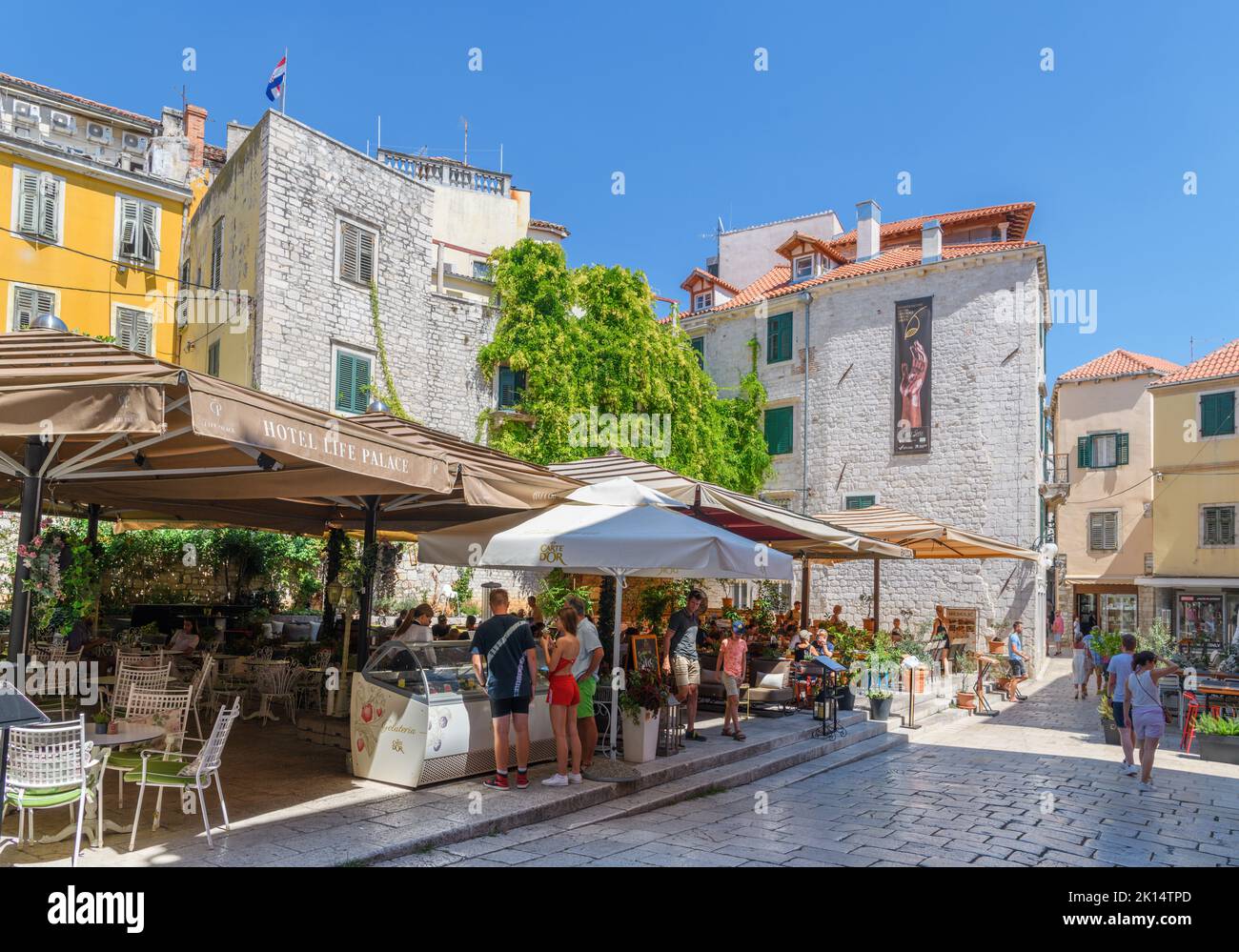 Cafes and restaurants in Trg Medulić  in the historic centre of Sibenik, Croatia Stock Photo