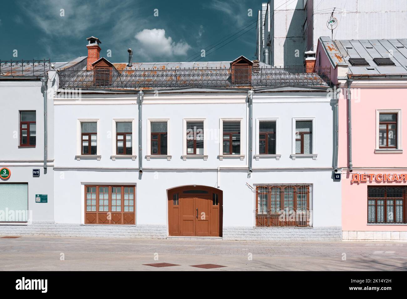 Shkolnaya Street, view of a house belonging to the Ensemble of the Rogozhskaya Yamskaya Sloboda, built in 1880, cultural object, landmark: Moscow, Rus Stock Photo