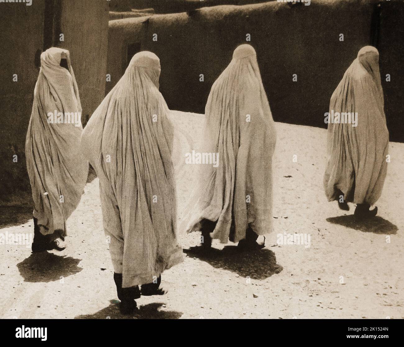 1940's Indian women in full Purdahs- Purdah meaning curtain or  veil  (from Hindi-Urdu پردہ, पर्दा ) The religious and social practice ensures female seclusion  or the covering of bodies in some Muslim and Hindu communities. A woman who practices purdah is usually  referred to as pardanashin or purdahnishan.   --- 1940 के दशक में पूर्ण पर्दा में भारतीय महिलाएं- पर्दा का अर्थ है पर्दा या घूंघट   ----1940 کی ہندوستانی خواتین مکمل پردہ میں- پردہ کا مطلب پردہ یا پردہ Stock Photo