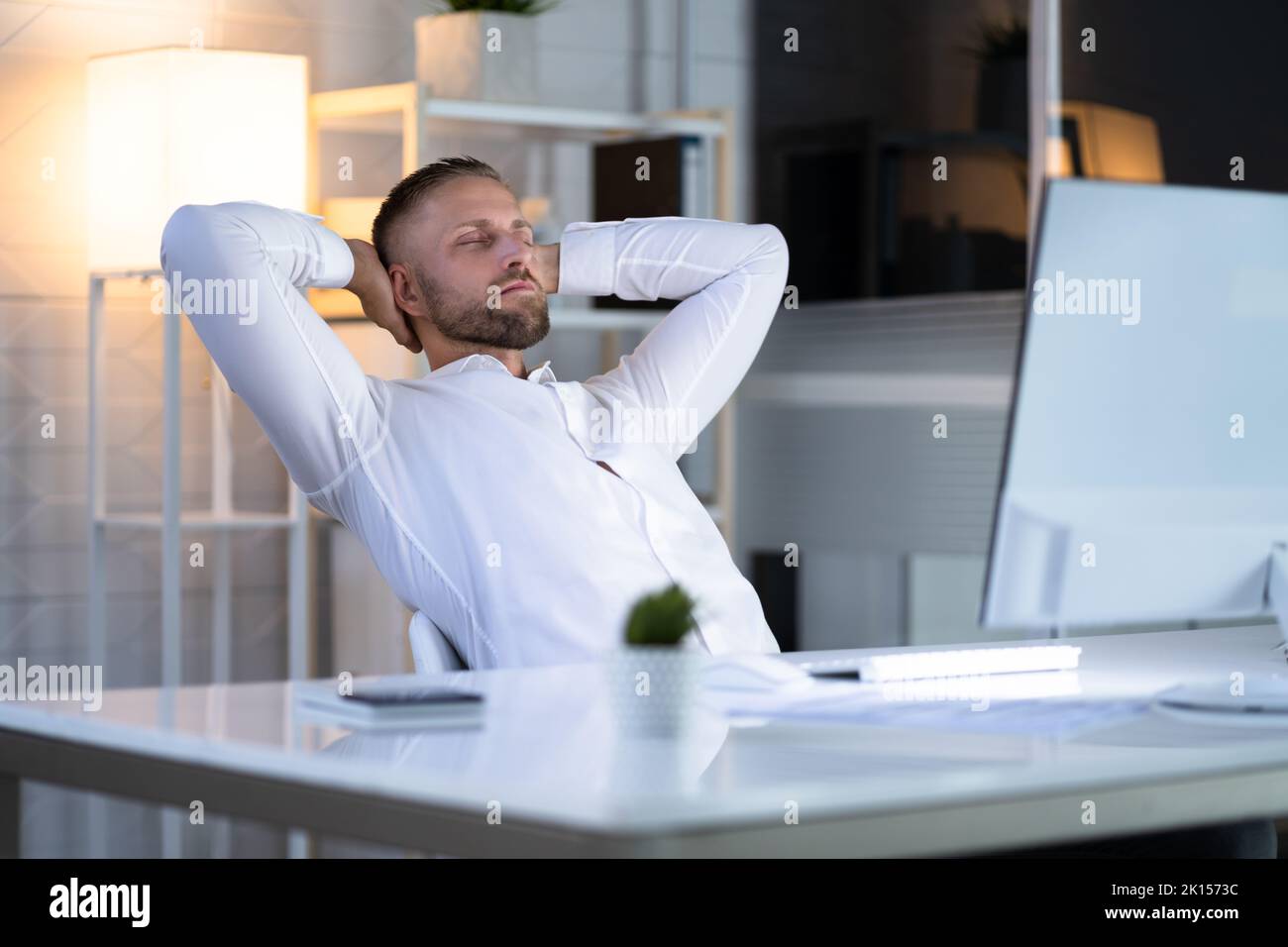 Man sitting desk full view hi-res stock photography and images - Alamy