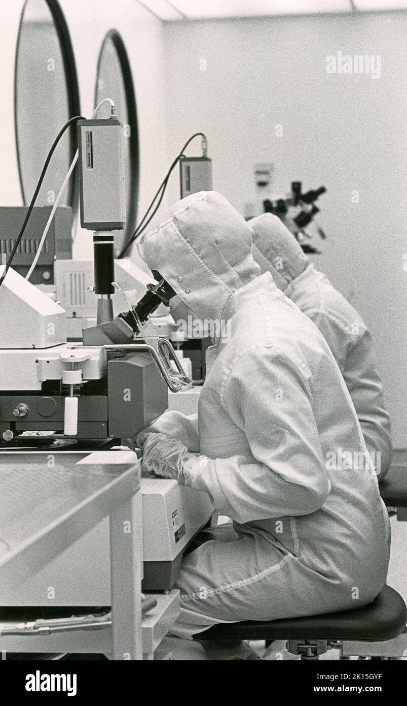 Historic image, (1984), of technicians inspecting wafers in a clean room at a semiconductor manufacturing facility in Silicon Valley, California. Stock Photo