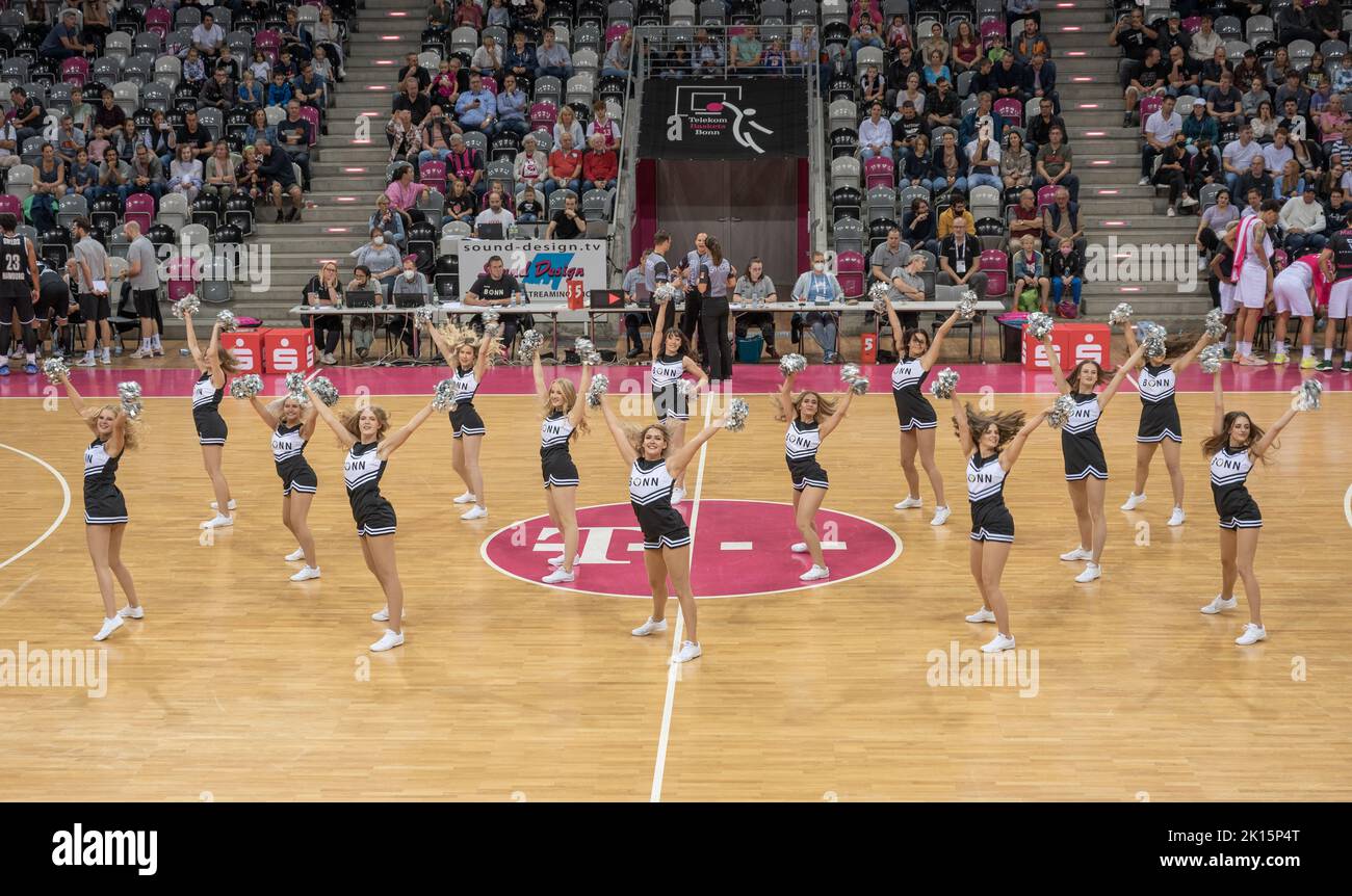 Die Cheerleader der Telekom Baskets Bonn. Das Danceteam der Telekom