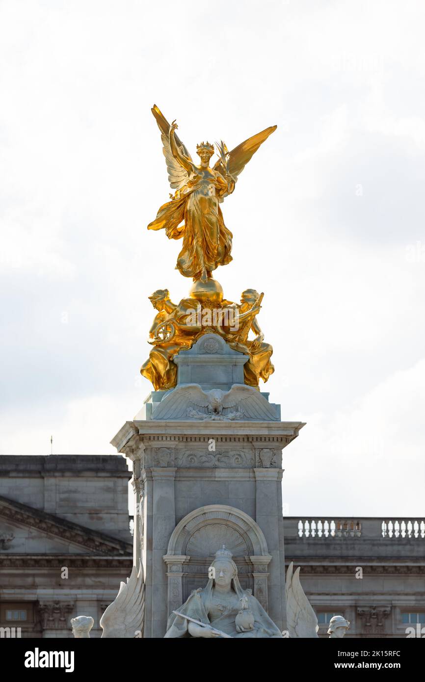 Statue outside buckingham palace hires stock photography and images