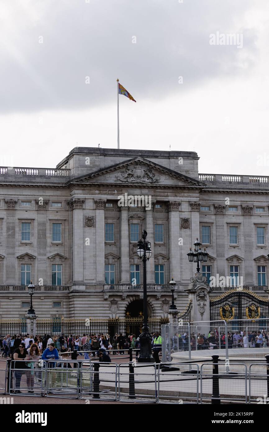 People coming to pay their respects at Buckingham Palace for Her Majesty Queen Elizabeth II after she passed away on 8th September 2022. Stock Photo
