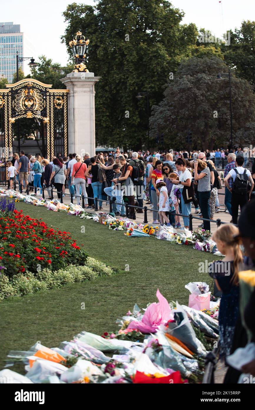 People coming to pay their respects at Buckingham Palace for Her Majesty Queen Elizabeth II after she passed away on 8th September 2022. Stock Photo